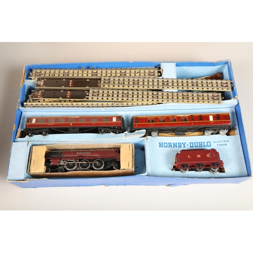 334 - Hornby Dublo Electric train set in box with accessories