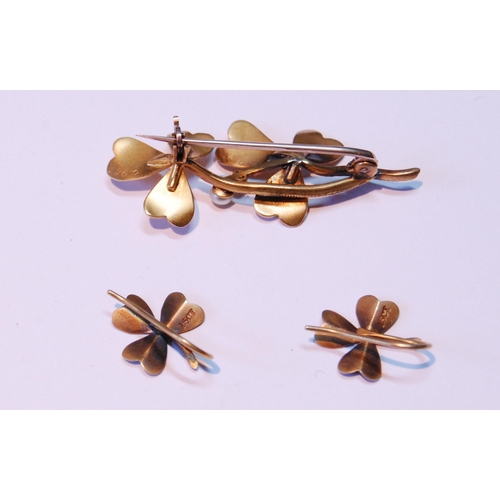 15 - Edwardian gold brooch with two clover leaves, a pearl and tiny diamond, and the matching earrings, 5... 