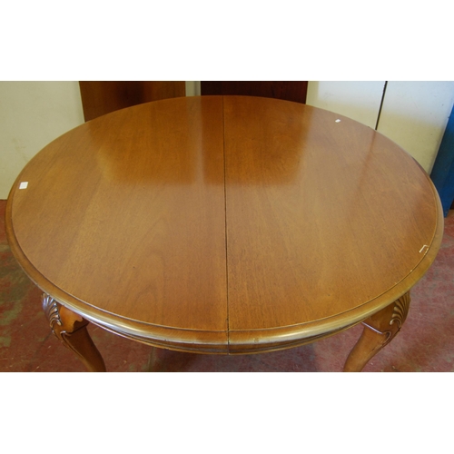 304 - Chippendale Revival mahogany circular dining table with two additional leaves, on moulded cabriole l... 