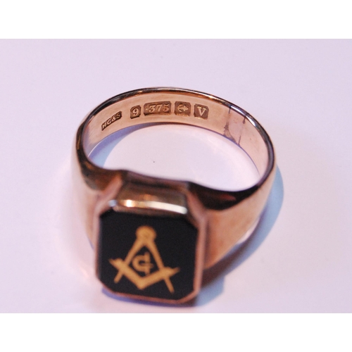 52 - Masonic ring with black enamel, in 9ct gold, Birmingham 1920, size T, 9.4g gross.