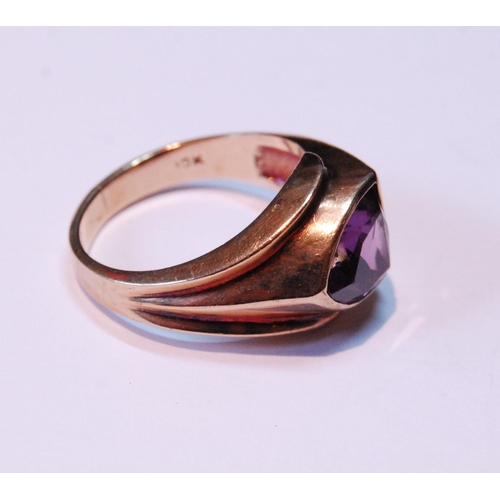 53 - Gent's American gold ring with shield-shaped amethyst, '10k', size T, 6.3g gross.