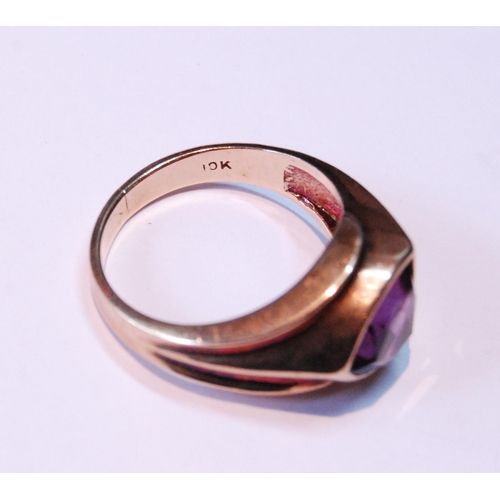 53 - Gent's American gold ring with shield-shaped amethyst, '10k', size T, 6.3g gross.