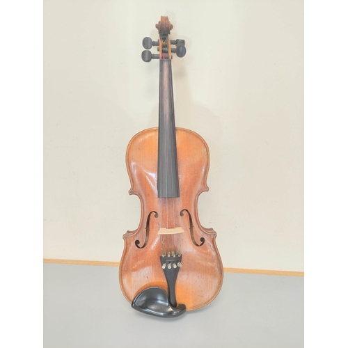 284 - Antique early 20th century 4/4 size violin, with spruce top and one piece maple back, in fitted hard... 