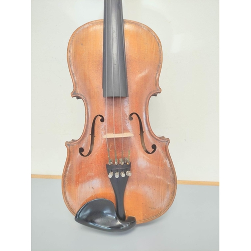 284 - Antique early 20th century 4/4 size violin, with spruce top and one piece maple back, in fitted hard... 