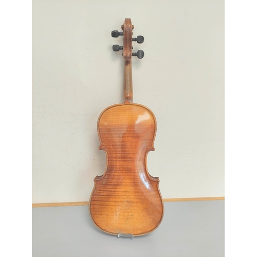 284 - Antique early 20th century 4/4 size violin, with spruce top and one piece maple back, in fitted hard... 