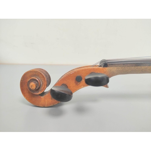 284 - Antique early 20th century 4/4 size violin, with spruce top and one piece maple back, in fitted hard... 