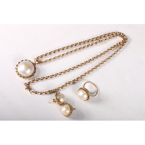 151 - 9ct gold hallmarked belcher chain, 30cm, with large faux pearl in yellow metal mount, with matching ... 