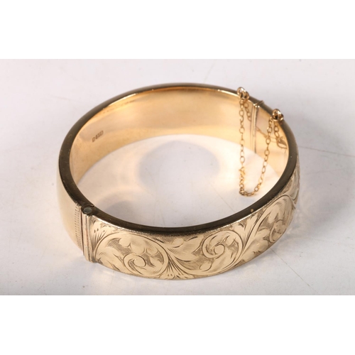 164 - 9ct gold hinged bangle, 6cm diameter, 25.7g. 