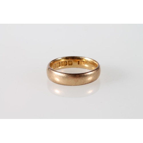 132 - 18ct gold wedding band, size M, 5.1g.