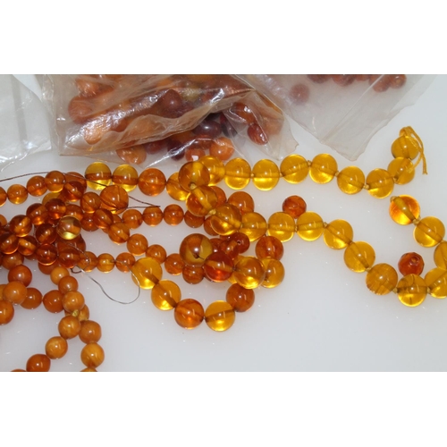 224 - Butterscotch amber style bead necklace (passes static test), 42g, a butterscotch amber style graduat... 