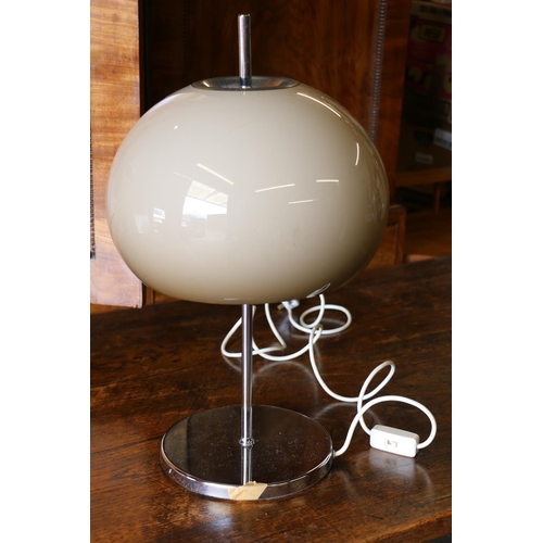 552 - Mid-20th century chromed metal table lamp with beige circular plastic shade in the manner of Harvey ... 