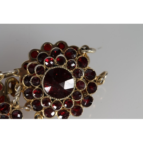 179 - 9ct gold and garnet flowerhead clusters bracelet, 9cm, 24.1g