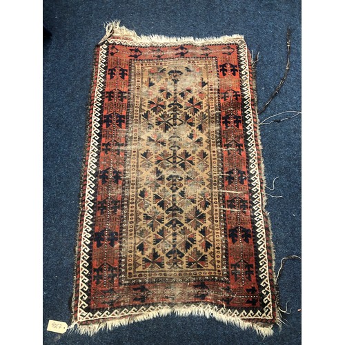 562 - North west Persian rug with stylized leaf motif to field and border, 143 x 90cm