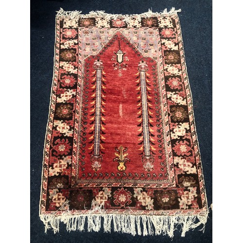 564 - North west Persian rug with mihrab having two pillars, 151 x 101cm.