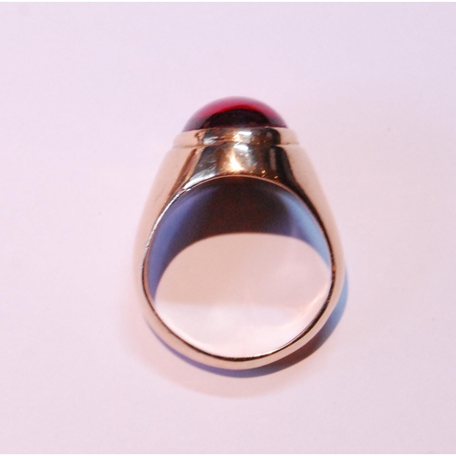 75 - Synthetic ruby ring with oval cabochon, in gold, '18k', size Q, 15.4g gross.