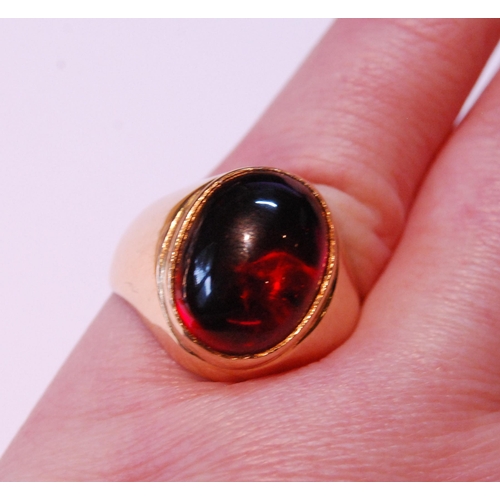 75 - Synthetic ruby ring with oval cabochon, in gold, '18k', size Q, 15.4g gross.