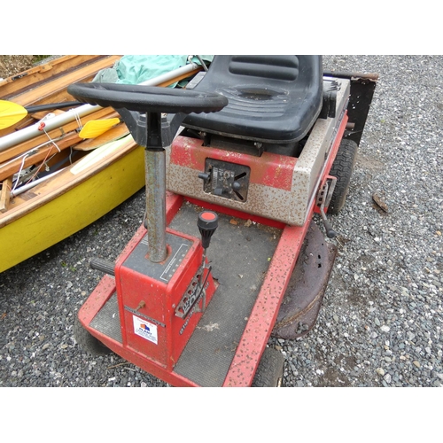 589 - MTD lawn flite sit on lawn mower, barn find (sold as seen).