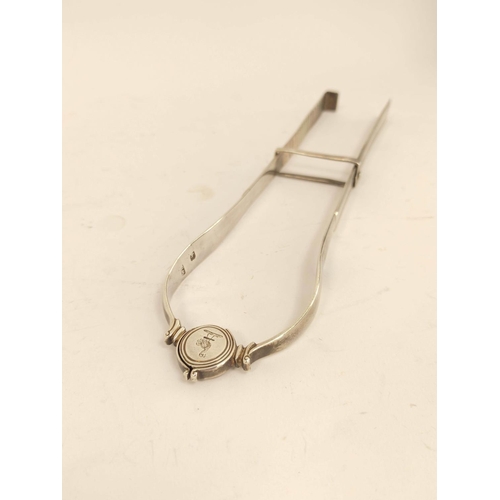 15 - Silver asparagus tongs, part thread edge, with spring pivoting joint, crested, by Walter Brind. Assa... 