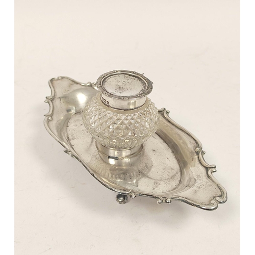 16 - Silver ink stand with mounted glass receiver, shaped oval stand. Birmingham 1905. 76g