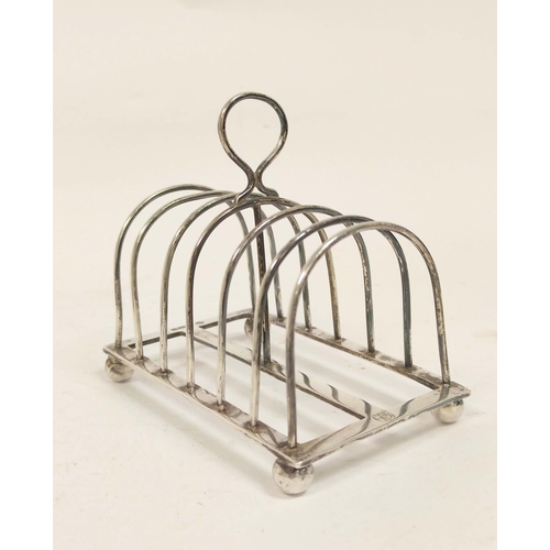 19 - Silver toast rack for six, Sheffield 1906 and a pair of bon bon dishes. 166g