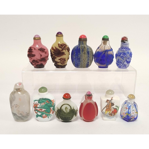 333 - Group of Chinese glass snuff bottles to include Peking glass and famille rose examples, various size... 