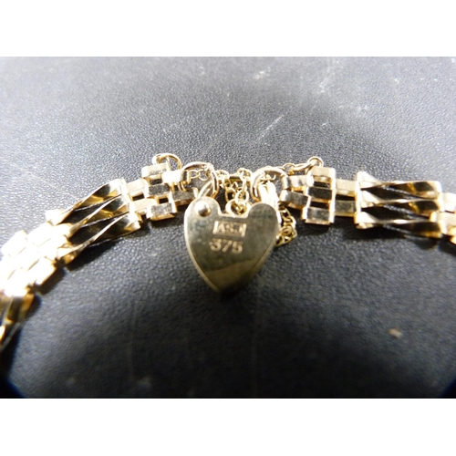 154 - Child's 9ct gold padlock bracelet, stamped to the padlock, 3.8g.