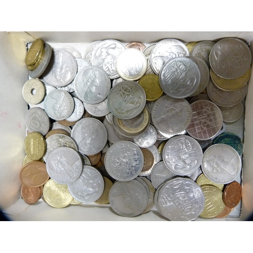 196 - Collection of British and world coinage and banknotes, mainly late 20th century post decimal.