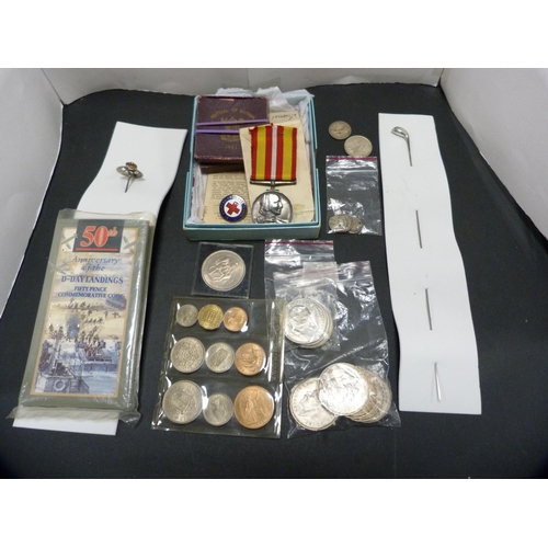 199 - Assorted coinage to include two 1951 Festival of Britain boxed coins, 1930s crowns, nursing medal wi... 