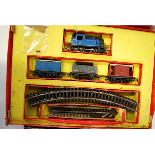 213 - OO gauge locomotives and tenders to include a Tri-ang R524 set, Bachmann class 24 diesel locomotive ... 