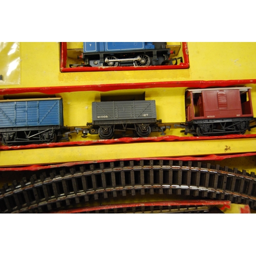 213 - OO gauge locomotives and tenders to include a Tri-ang R524 set, Bachmann class 24 diesel locomotive ... 