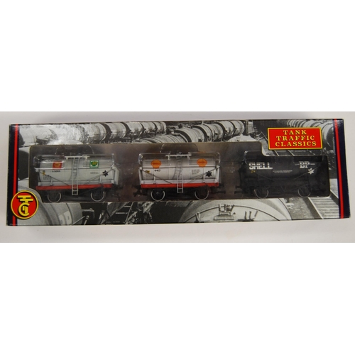 213 - OO gauge locomotives and tenders to include a Tri-ang R524 set, Bachmann class 24 diesel locomotive ... 