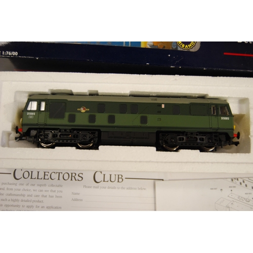 213 - OO gauge locomotives and tenders to include a Tri-ang R524 set, Bachmann class 24 diesel locomotive ... 