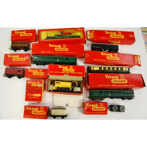 216 - Tri-ang: OO gauge boxed rolling stock to include Yard Switcher R353, Pullman 1st Class coach R2287, ... 