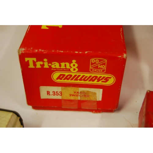 216 - Tri-ang: OO gauge boxed rolling stock to include Yard Switcher R353, Pullman 1st Class coach R2287, ... 