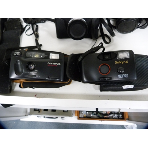 332 - Group of cameras to include Praktica Super TL 1000, Praktica BCA, Mamiya MSX 500, Chinon CE-4 with H... 