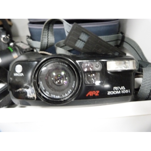 341 - Group of cameras to include a Ricoh KR-10 and XR-2, Zenit B, Praktica BX20 with accessories, Makinon... 