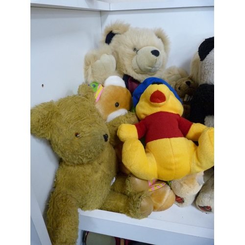 349 - Collection of teddy bears, mainly modern examples (one shelf).