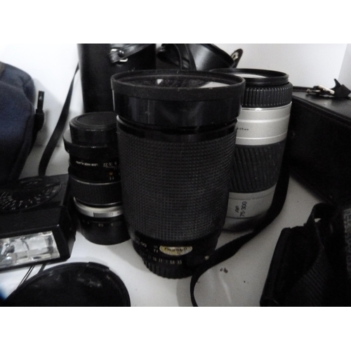 353 - Group of cameras to include a Centon DF-300, Minolta 7000, Cosina CT-1A, Nikon, macro focusing zoom ... 