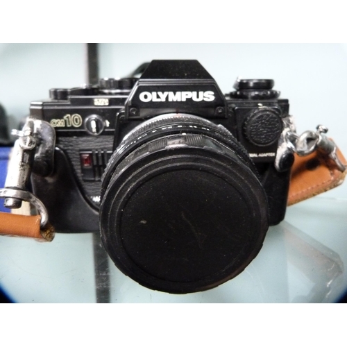 356 - Three Olympus OM10 cameras, one example with an Olympus Zoom 35-150mm lens, and an Olympus OM20 came... 