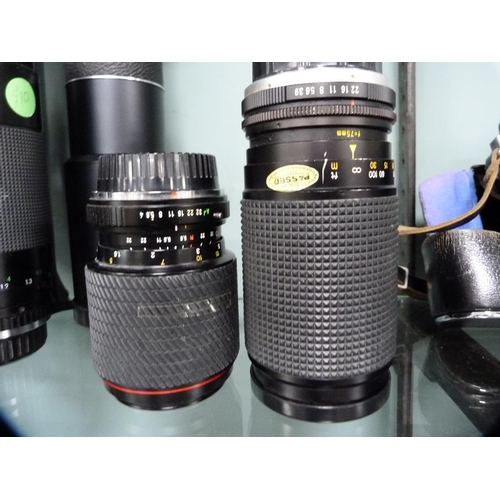 359 - Group of camera lenses to include an Optomax 50mm with case, Sigma macro focusing auto zoom, no. 225... 