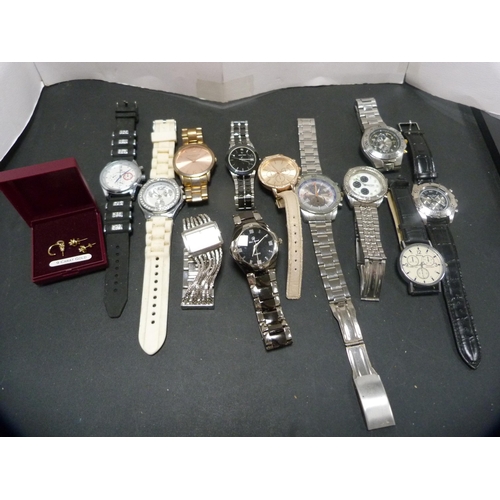 403 - Group of five modern gent's quartz chronograph wristwatches to include Gianni Miretti, Geneva, RAF, ... 