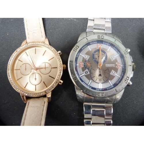 403 - Group of five modern gent's quartz chronograph wristwatches to include Gianni Miretti, Geneva, RAF, ... 