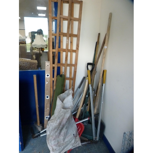 445 - Large quantity of garden tools and accessories to include wooden trellis, hedge trimmer, mallet, sho... 