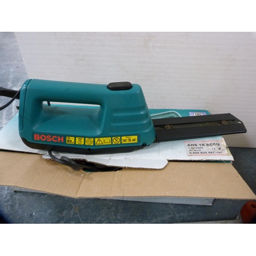 465 - Bosch chainsaw, Black & Decker sander, Black & Decker Alligator chainsaw, power pack, Black ... 