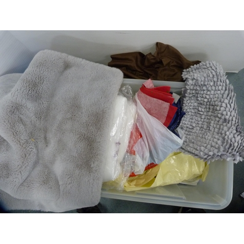 467 - Curtains, bathroom mats, throw, loose fabric, napery etc.