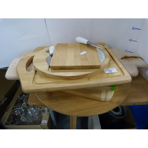 79 - Collection of various wooden chopping boards and cheese boards.