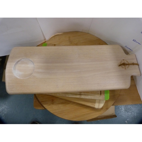 79 - Collection of various wooden chopping boards and cheese boards.