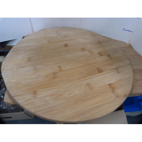 79 - Collection of various wooden chopping boards and cheese boards.