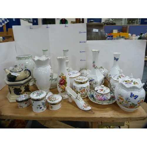 85 - Collection of Aynsley 'Pembroke' pattern boxes, vases and other decorative items.