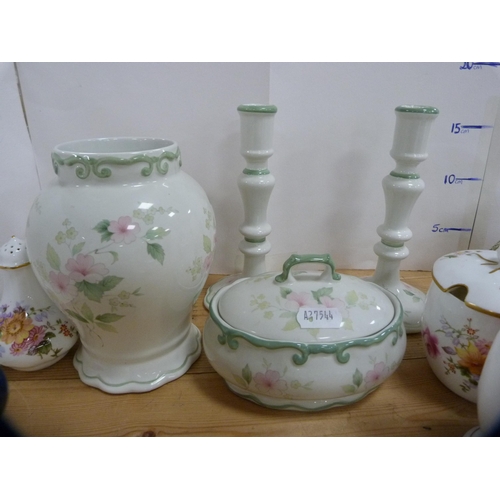 85 - Collection of Aynsley 'Pembroke' pattern boxes, vases and other decorative items.